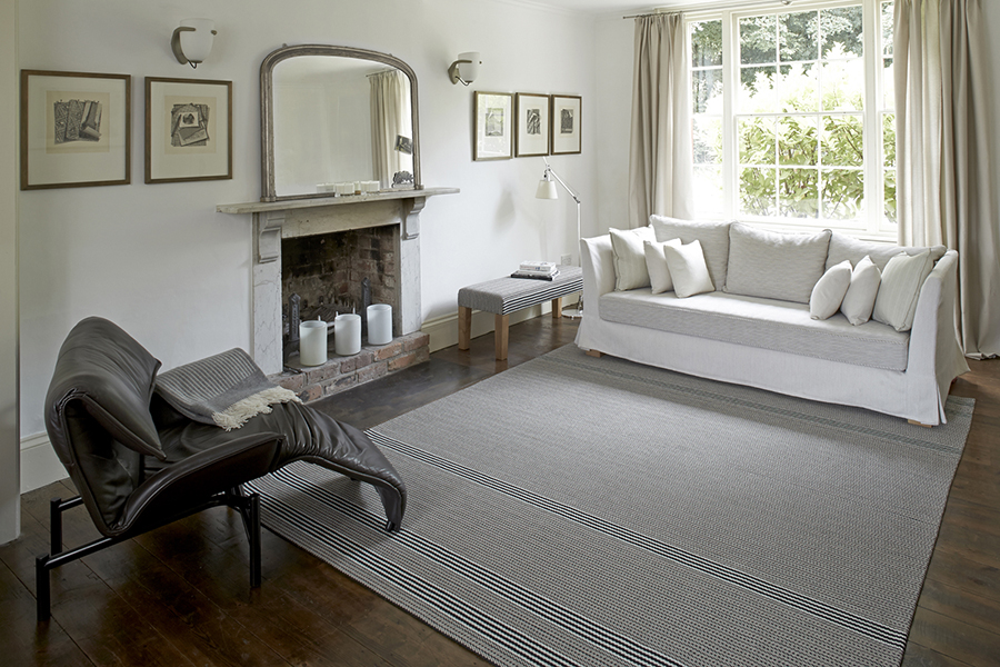 grey rug in a Living room 