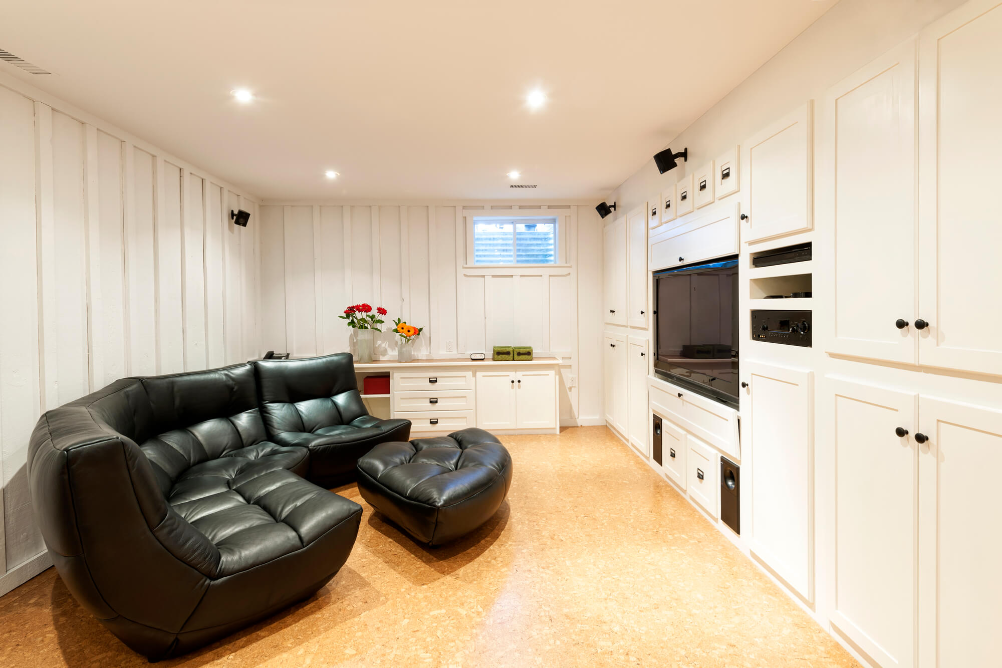 bedroom with vinyl flooring